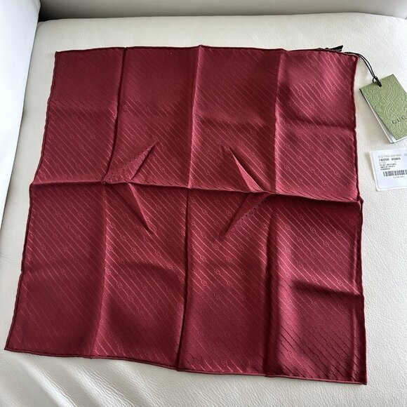 NWT GUCCI Men’s Handkerchief Silk 100% Authentic Logo GG 742200 Red - Picture 1 of 9